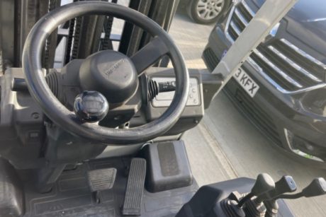 Nissan 1800 kg 3 wheel Electric Forklift - Image 3